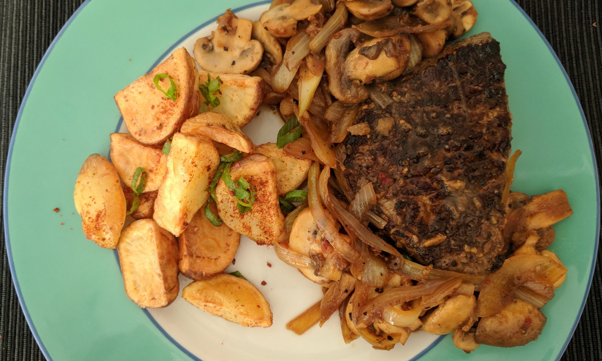 Biefstuk-ribeye-champignons-ketjap-saus-uien-aardappeltjes-uit-de-oven