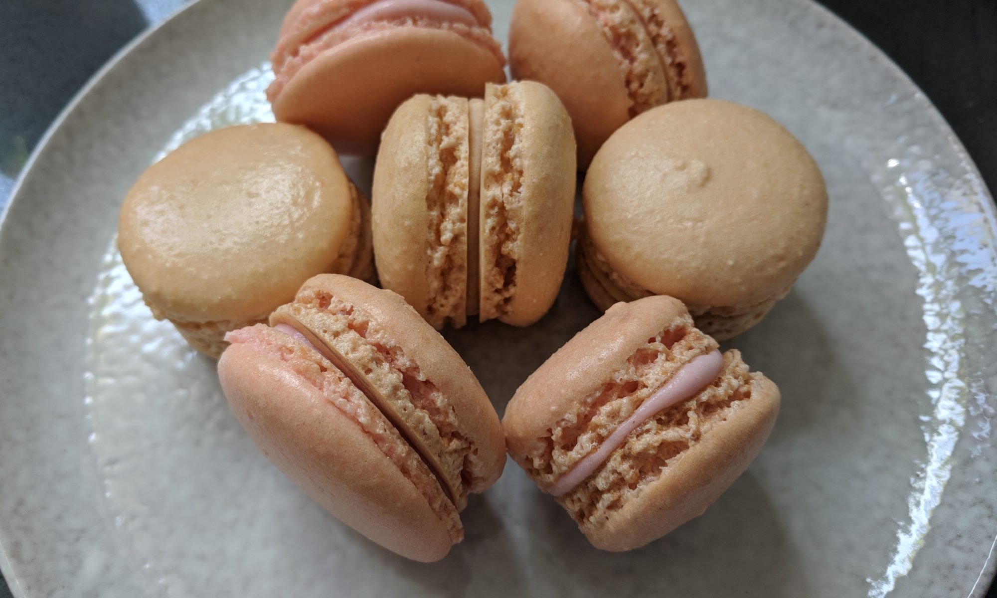 Macarons gezouten karamel salted caramel aardbeiensmaak aardbeienvulling aardbeien