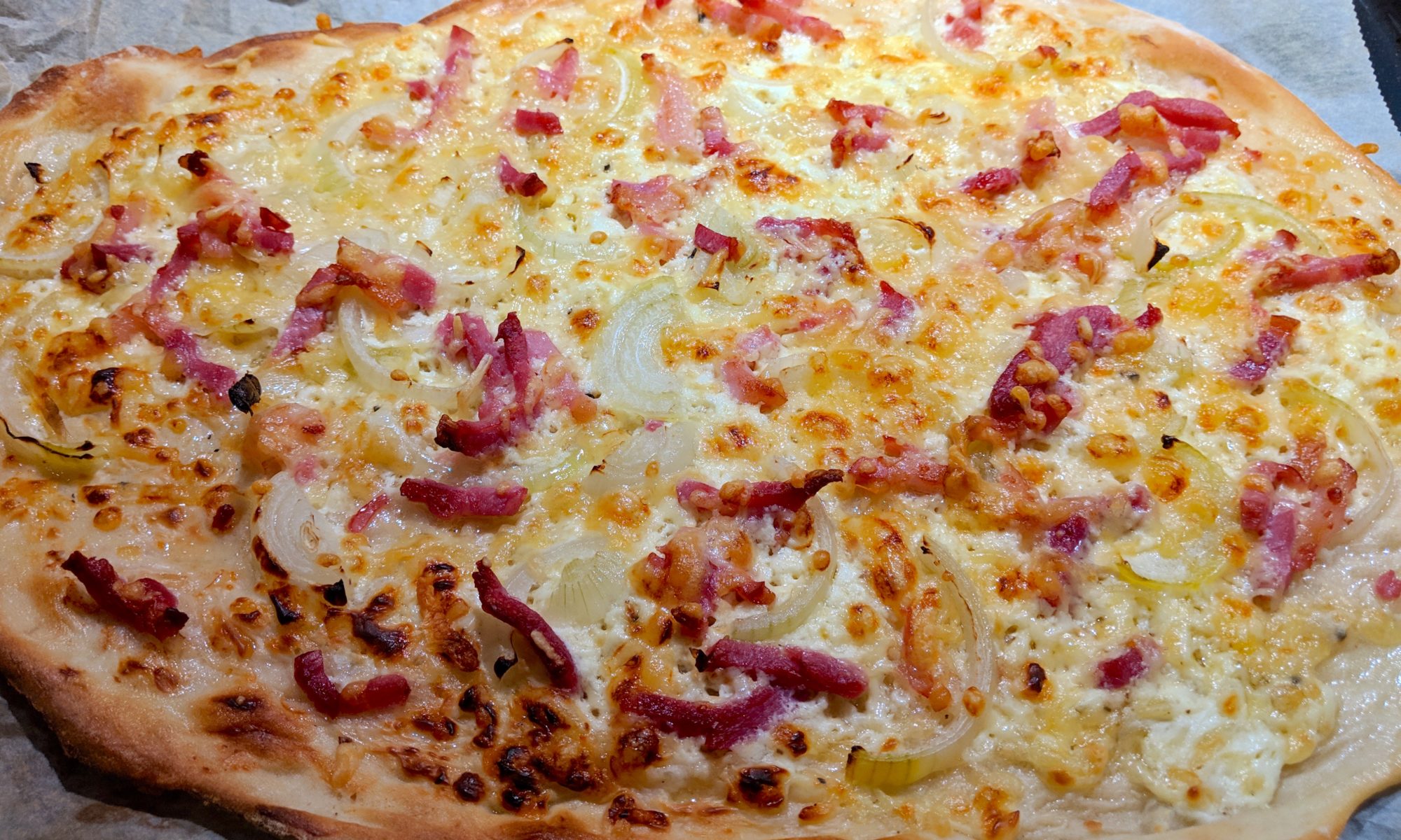 Flammkuchen met spek kaas en ui