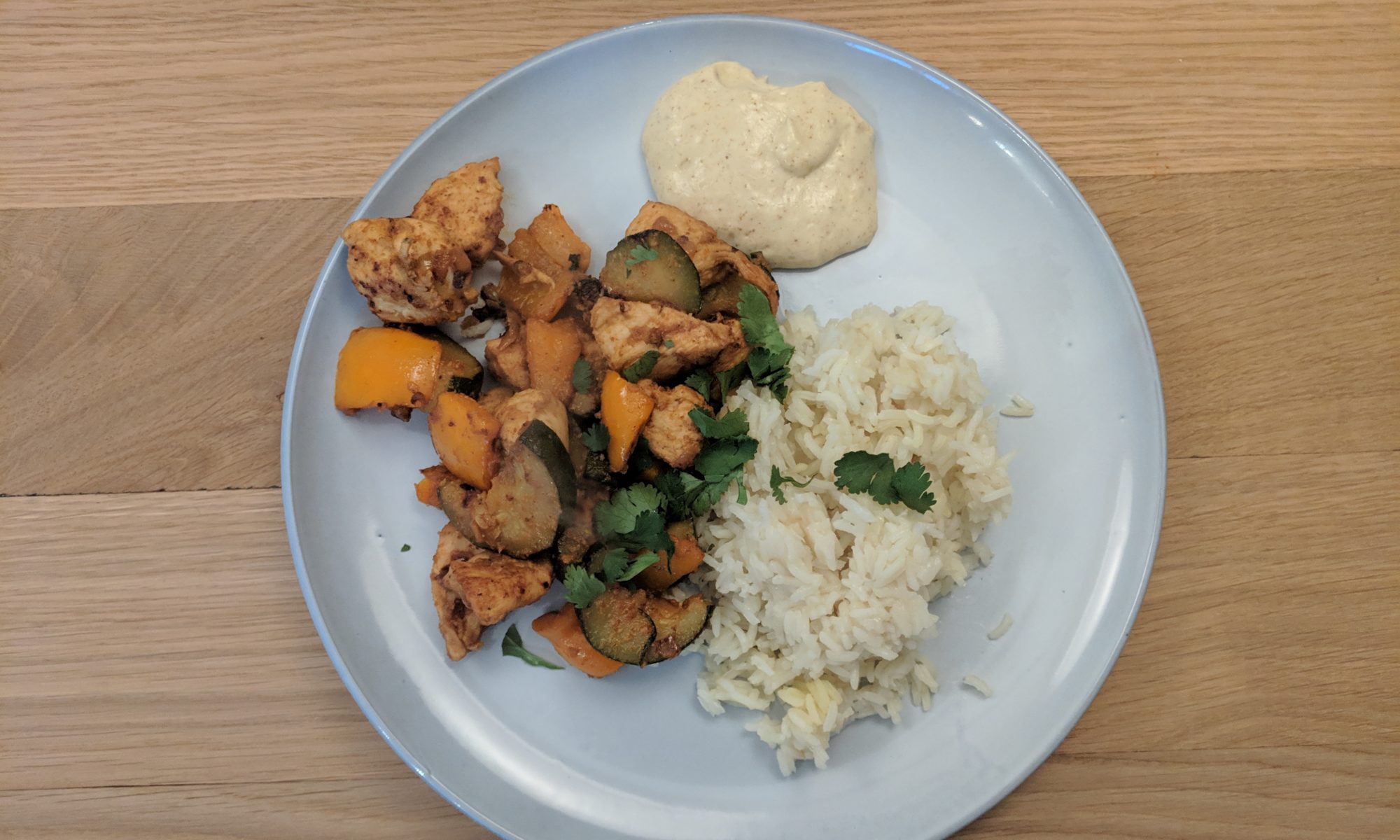 Tavuk sis kebab met kerriemayonaise en kruidenrijst kipfilet rijst courgette paprika