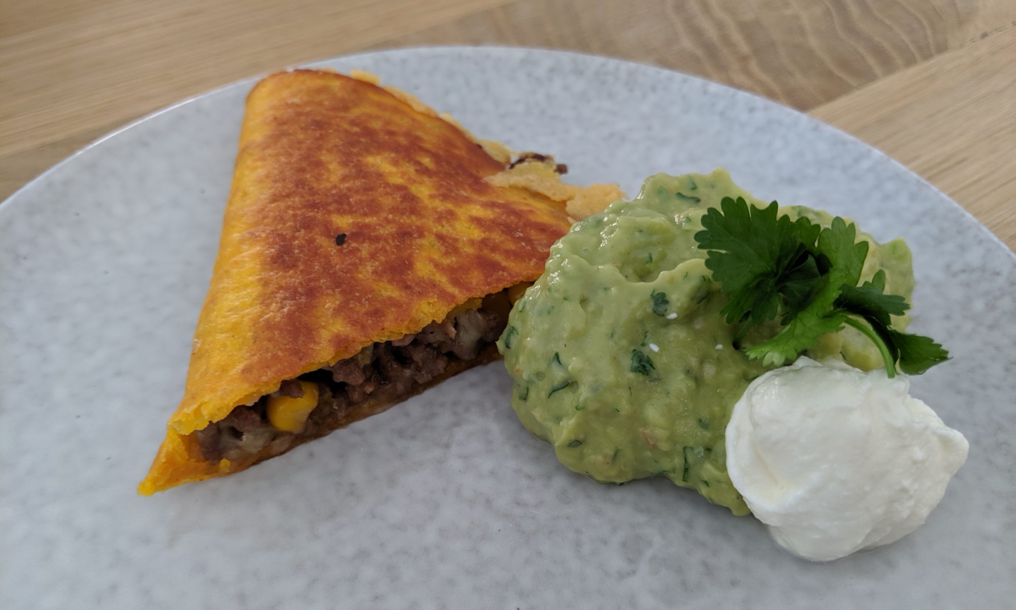 Quesadillas met gehakt of kip met guacamole en zure room mexicaanse tosti