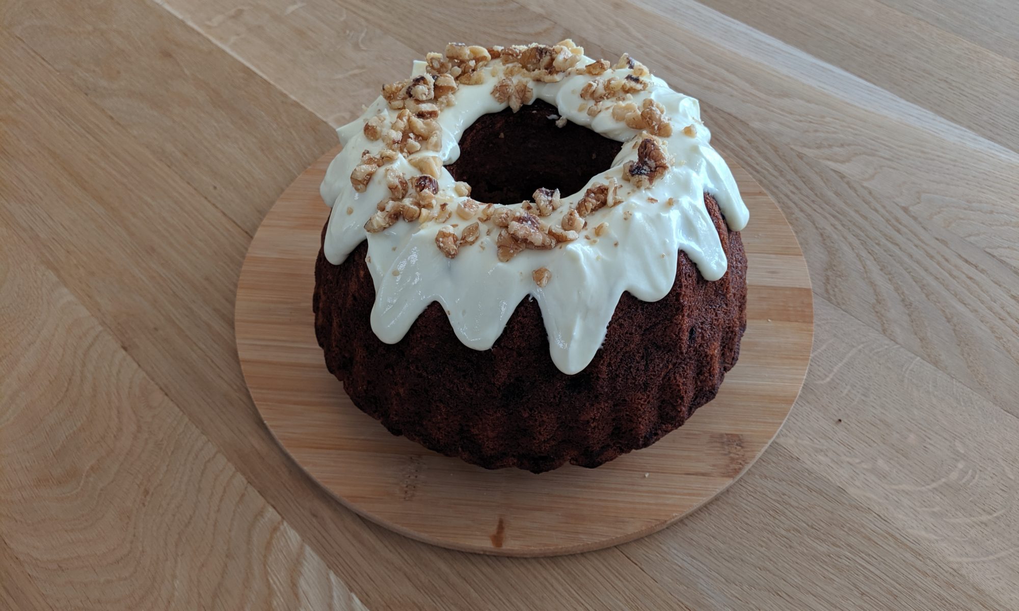 Carrot cake wortel taart frosting walnoten