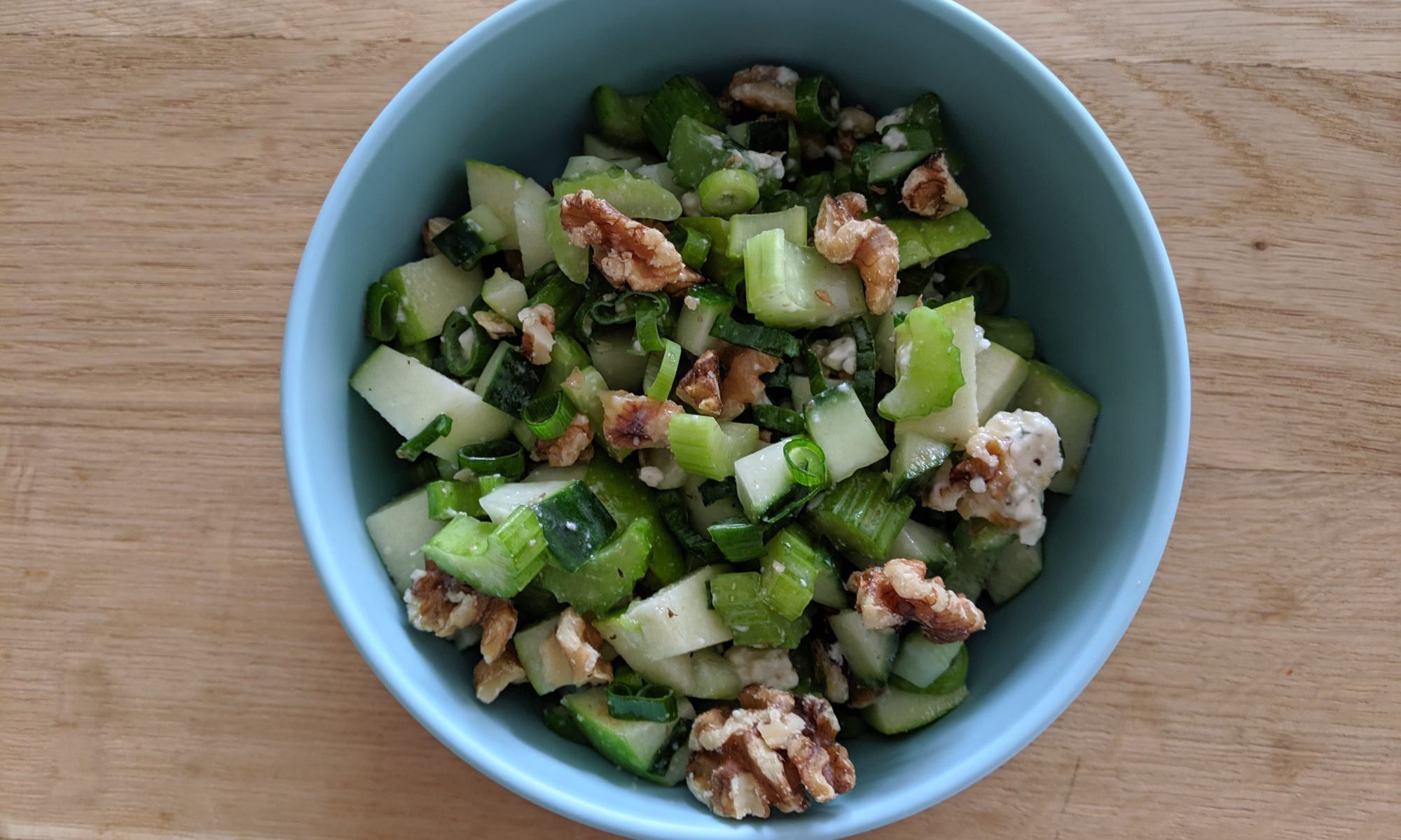 Bleekselderijsalade met blauwe kaas en walnoten