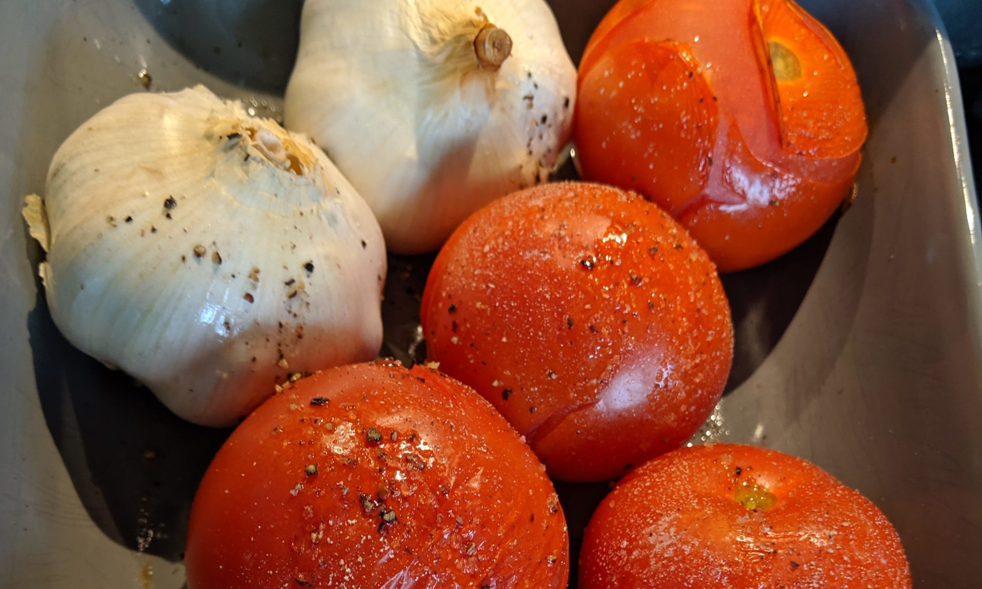 Snelle tomatensaus met knoflook gepoft