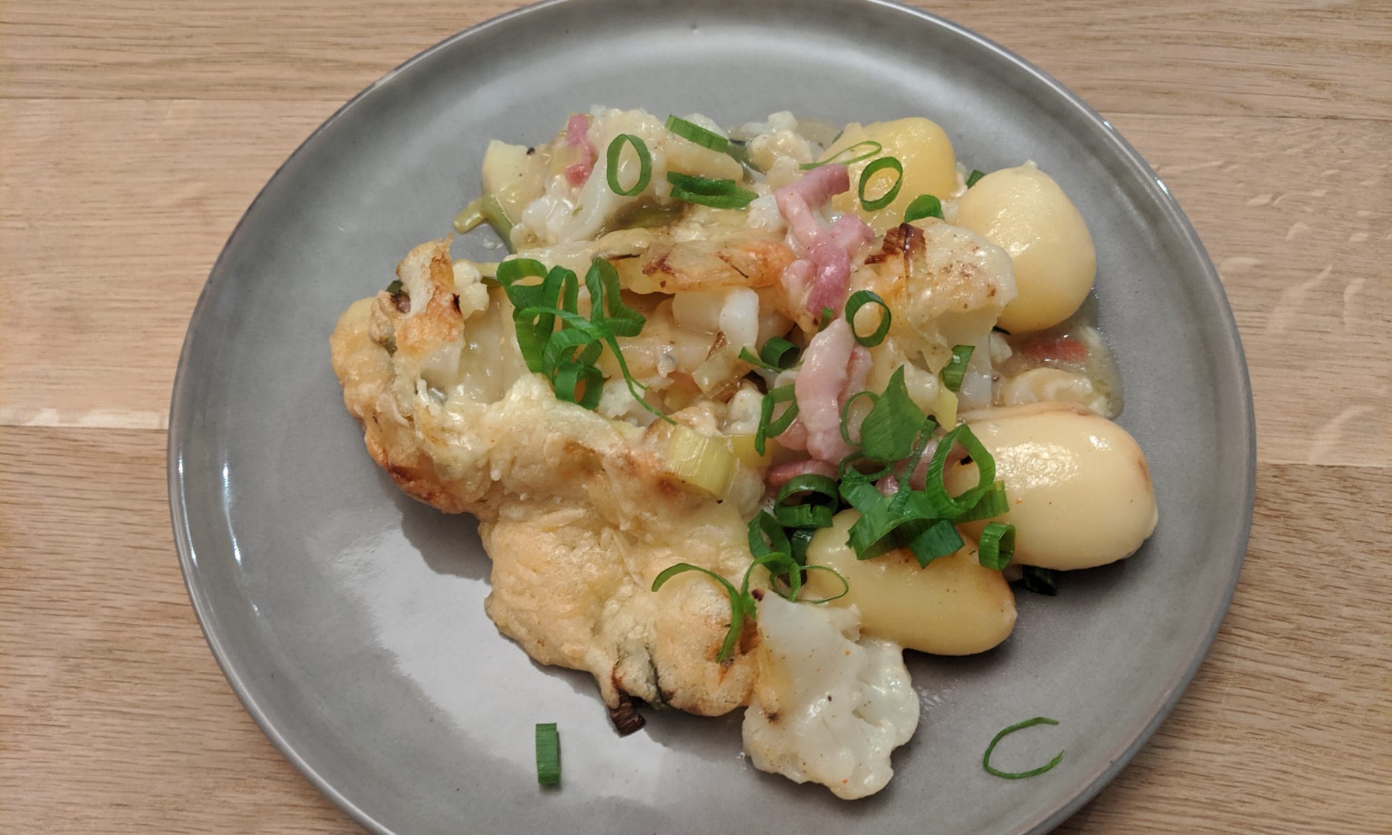 Putpatat ovenschotel met aardappelen bloemkool prei en spekjes